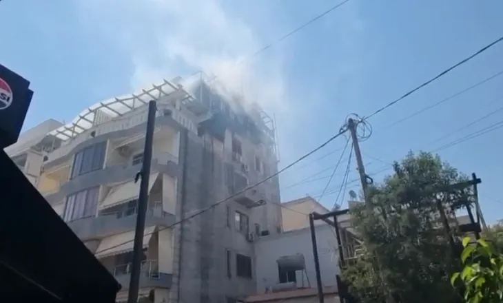 Zjarr në katin e pestë të një pallati në Sarandë, dyshohet për defekt elektrik