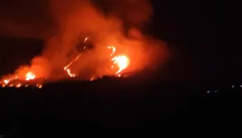 Zjarr në malin e Çikës, flakët i afrohen fshatit turistik të Dhërmiut