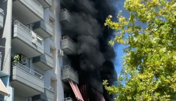 Zjarr në një pallat në Vlorë, flakët përfshijnë një apartament në katin e tretë, banorët në panik