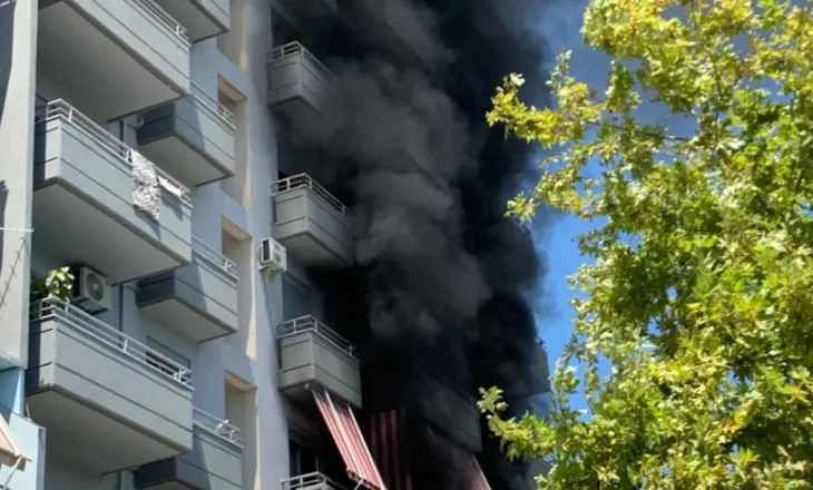 Zjarr në një pallat në Vlorë, flakët përfshijnë një apartament në katin e tretë, banorët në panik