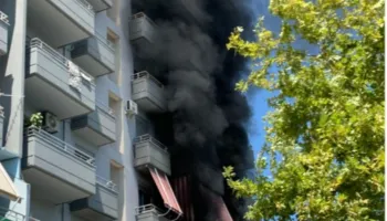 Zjarr në një pallat në Vlorë, flakët përfshijnë një apartament në katin e tretë, detajet e para