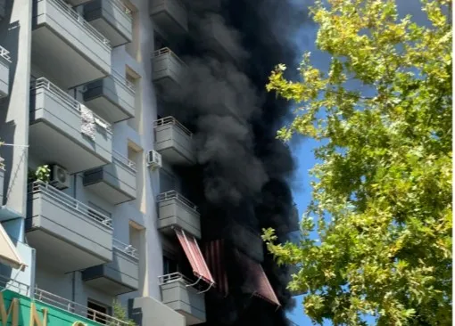 Zjarr në një pallat në Vlorë, flakët përfshijnë një apartament në katin e tretë, detajet e para