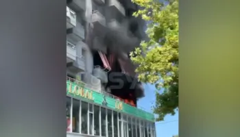 Zjarr në një pallat në Vlorë, flakët përfshijnë një apartament në katin e tretë