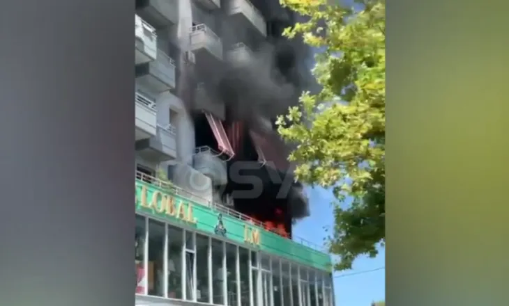 Zjarr në një pallat në Vlorë, flakët përfshijnë një apartament në katin e tretë