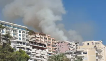 Zjarr në Sarandë, terreni e bën të vështirë ndërhyrjen e zjarrfikësve
