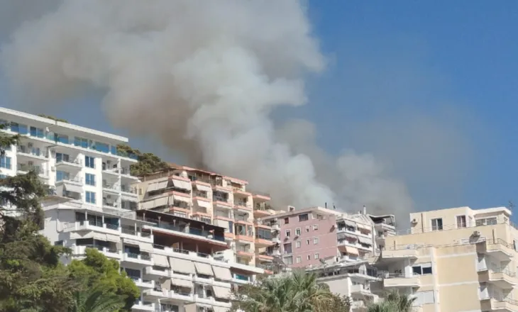 Zjarr në Sarandë, terreni e bën të vështirë ndërhyrjen e zjarrfikësve