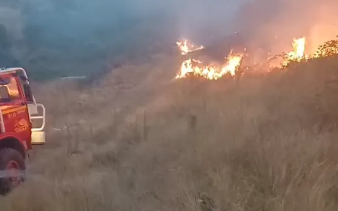Zjarr në varrezat e fshatit Libonik, zjarrfikësit në terren për shuarjen e flakëve