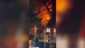Zjarr në zonën e Ujit të Ftohtë në Vlorë, një hotel rrezikohet nga flakët!