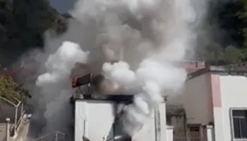 Zjarr pranë kodrës në zonën e Ujit të Ftohtë, flakët djegin edhe kabinën e ujësjellësit