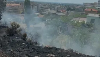 Zjarr pranë spitalit në Lezhë, zjarrfikësit vënë nën kontroll flakët