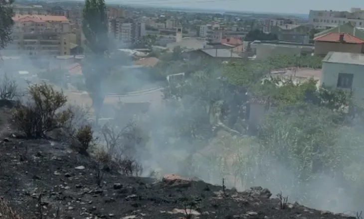 Zjarr pranë spitalit në Lezhë, zjarrfikësit vënë nën kontroll flakët