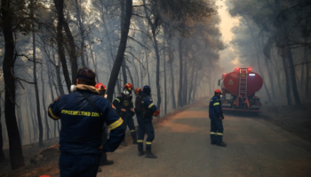 Zjarret dalin jashtë kontrollit në Greqi, rrezikohet banesat në zonat pranë Athinës