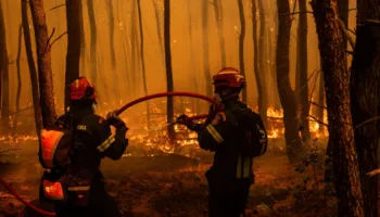 Zjarret jashtë kontrollit në Greqi, mbi 100 shtëpi të djegura në Porto Germeno, evakuime masive në disa rajone