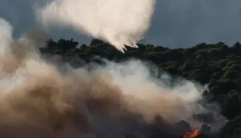 Zjarret në Evropë/ Greqia nën alarm, evakuime edhe nga deti! Në Spanjë e Francë flakët vihet nën kontroll