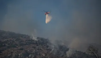 Zjarret në Greqi detyrojnë evakuime, ndërsa flakët përhapen pranë Athinës