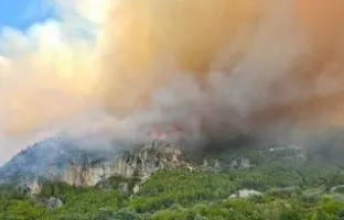Zjarret në vend, aktualisht vetëm 5 vatra janë ende aktive, monitorohen nga Emergjencat! Vijon lufta nga ajri dhe toka (ZONAT)