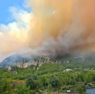 Zjarret në vend, aktualisht vetëm 5 vatra janë ende aktive, monitorohen nga Emergjencat! Vijon lufta nga ajri dhe toka (ZONAT)
