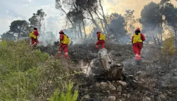 Zjarret në vend/ Ministria e Mbrojtjes: Përmirësohet situata, 4 vatra vijojnë të jenë aktive