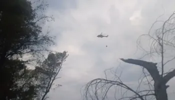 Zjarret përhapen në disa fshatra në Gjirokastër, ndërhyhet me helikopter për shuarjen e flakëve