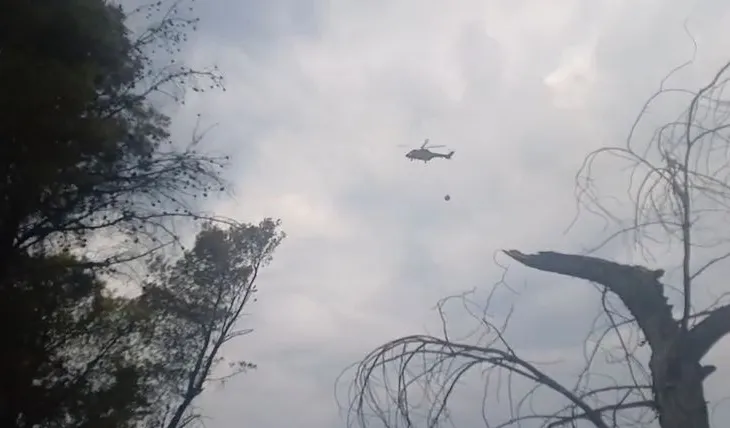 Zjarret përhapen në disa fshatra në Gjirokastër, ndërhyhet me helikopter për shuarjen e flakëve