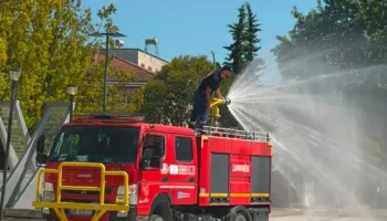Zjarrfikësit në terren përballë temperaturave ekstreme në Cërrik, lagin rrugët dhe monitorojnë zonat me rrezik zjarri