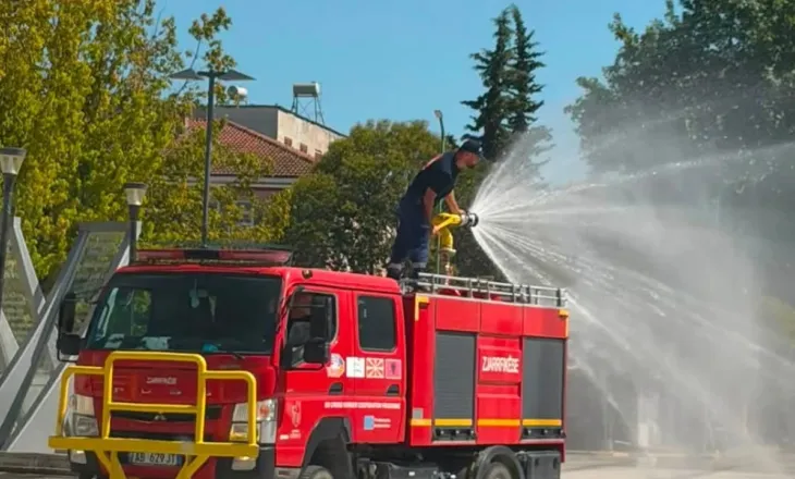 Zjarrfikësit në terren përballë temperaturave ekstreme në Cërrik, lagin rrugët dhe monitorojnë zonat me rrezik zjarri