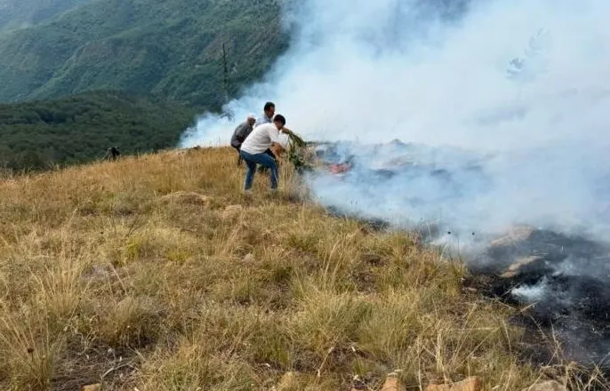 Zjarri afrohet pranë banesave në Selishtë të Dibrës