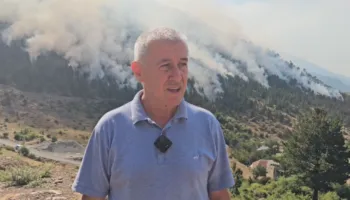 Zjarri është i qëllimshëm/ Shehu: Flakët rrezikojnë banesat, autoritetet të zbardhin përgjegjësit