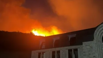 Zjarri i madh mes Priskës e Lundrës në Tiranë, pamjet satelitore tregojnë vatrat aktive!