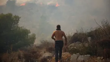 Zjarri masiv pranë Athinës vazhdon prej tri ditësh, urdhërohen evakuime të reja në Greqi