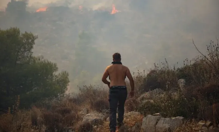 Zjarri masiv pranë Athinës vazhdon prej tri ditësh, urdhërohen evakuime të reja në Greqi