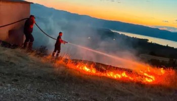 Zjarri ‘mbërthen’ kodrat e Tushemishtit/ Situata del jashtë kontrollit