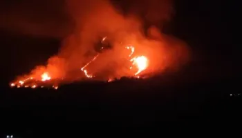 Zjarri mbi Dukat merr përmasa më të mëdha, flakët përhapen me shpejtësi drejt malit të Çikës