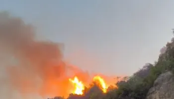 Zjarri në Abazaj të Krujës përparon gjatë natës, flakët i afrohen banesave