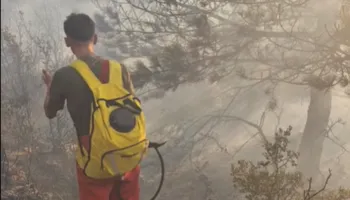 Zjarri në Dukat drejt shuarjes, vijon operacioni nga toka dhe ajri