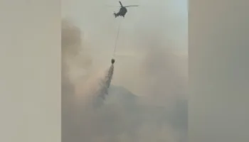 Zjarri në Finiq rrezikoi banesat. Banorët u evakuuan, ndihmuan 3 helikopterë