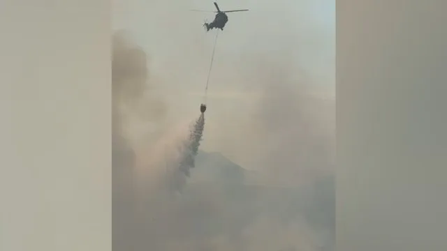 Zjarri në Finiq rrezikoi banesat. Banorët u evakuuan, ndihmuan 3 helikopterë