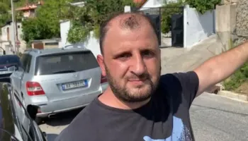 Zjarri në Fushë-Krujë, banorët përpiqen të ndihmojnë me mjete rrethanore: Rrezikohen 35 shtëpi, jemi mbi 500 vetë