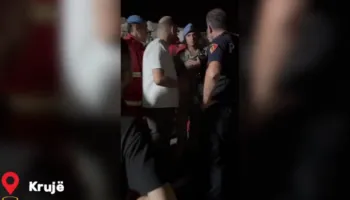 Zjarri në Krujë iu afrua gjatë natës banesave, Kalaja në terren: Banorët në ankth, po luftojnë me flakët