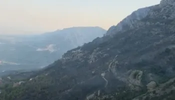 Zjarri në Krujë vihet plotësisht nën kontroll, Ministria e Mbrojtjes: Mbi 400 forca u angazhuan gjatë natës