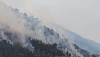 Zjarri në Lurë bëhet i rrezikshëm, flakët po përhapen në thellësi të parkut! Digjen mbi 300 hektarë, 4 mjete fluturuese në aksion