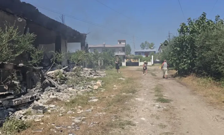 Zjarri në magazinën e fishekzjarrëve në Shkozet, banorët të shqetësuar: Tymi vijon të mbulojë zonën