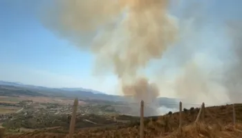 Zjarri në malin e Matomarës në Finiq del jashtë kontrollit, flakët rrezikojnë të përhapen drejt Delvinës