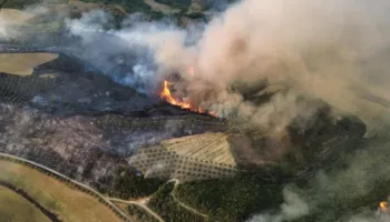 Zjarri në Mallakastër, nis ndërhyrja me avion, s’ka më rrezik për banesat