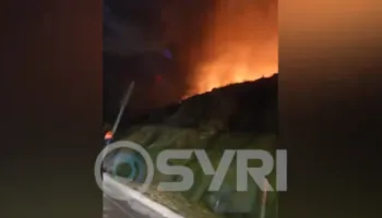Zjarri në Palasë prej mbrëmë, sot mbërrin helikopteri për shuarjen e flakëve/ Vatra aktive në kodrën pranë tunelit