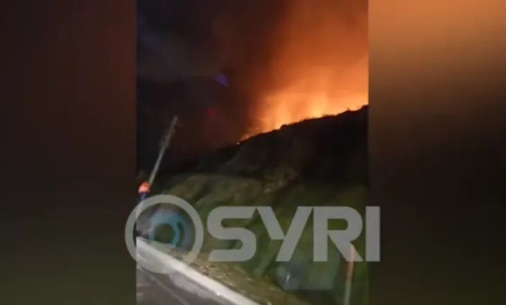 Zjarri në Palasë prej mbrëmë, sot mbërrin helikopteri për shuarjen e flakëve/ Vatra aktive në kodrën pranë tunelit