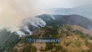 Zjarri në Pukë, flakët përpijnë 50 hektarë pyje! Vijon beteja nga ajri dhe toka