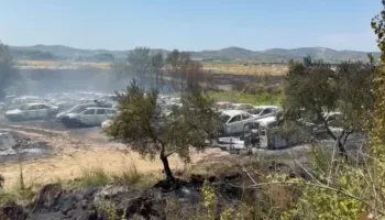 Zjarri në Selenicë, digjen dhjetëra makina në një pikë grumbullimi automjetesh për pjesë këmbimi (VIDEO)