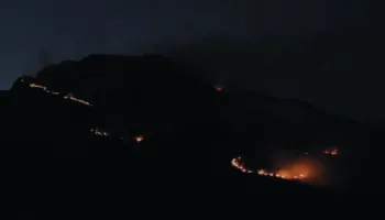 Zjarri në Vajkal del jashtë kontrollit, i drejtohet banesave
