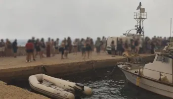 Zjarri nuk “kursen” asgjë në Greqi, mijëra evakuime/ Turistët largohen me anije nga qyteti bregdetar i Kretës
